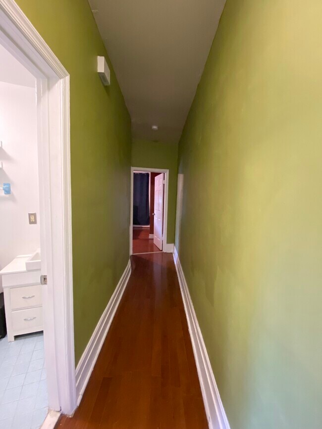 Pasillo que conduce al baño y al dormitorio con armario empotrado. - 1618 8th St NW