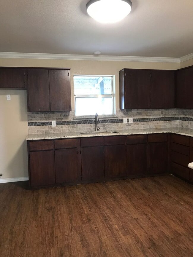 Building Photo - 4 bed 2 bath home