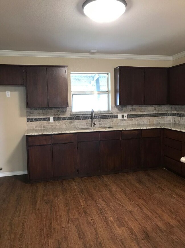 Foto del edificio - 4 bed 2 bath home