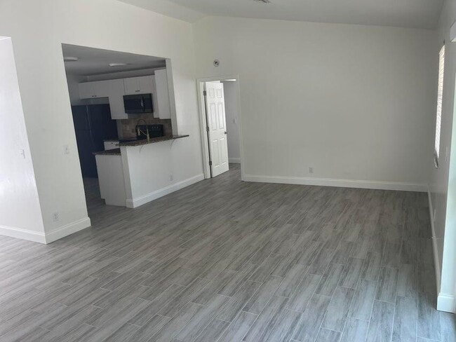 Building Photo - 310 Elaine Cir W