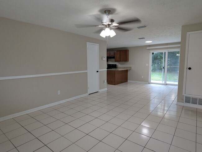 Foto del edificio - NOW AVAILABLE!! 3/2 House Located in quiet...