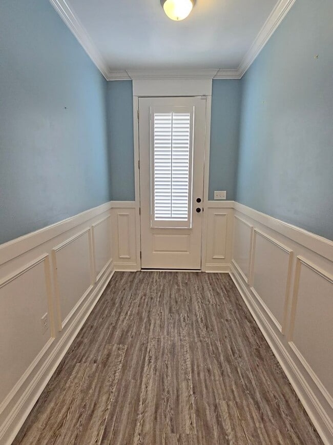 Foto del edificio - Stylish 4-Bedroom Home with Screened Porch...