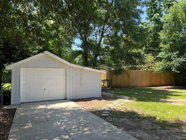 Building Photo - 1403 Dexter Ave