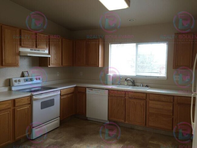 Foto del edificio - Beautiful 3BR 2 Bath home with RV Parking!!!!!! $1000.00 off Move In!
