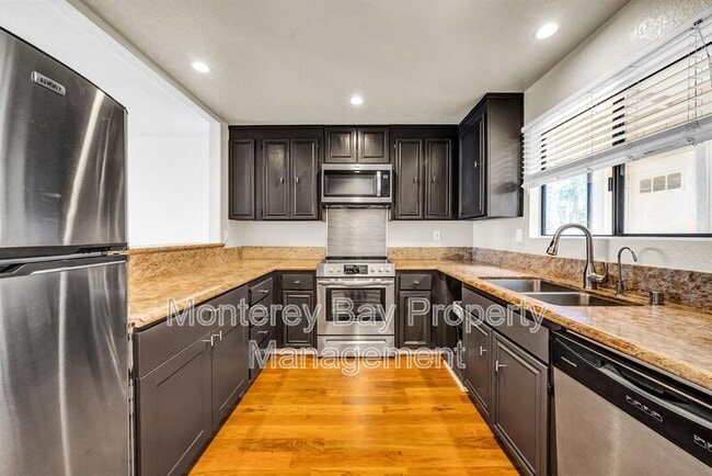 Foto del edificio - 250 Forest Ridge Rd