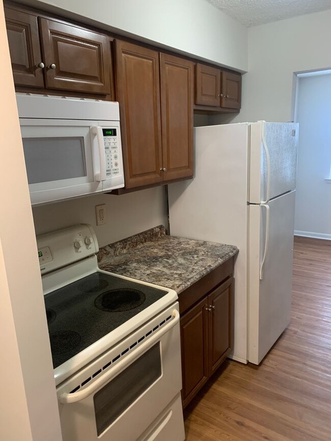 Building Photo - 2 Bedroom 1 Bathroom first floor Goshen Valley flat!