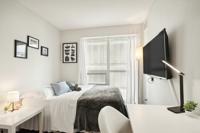 Building Photo - Deluxe Room - Sherbourne