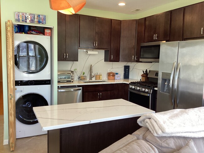 Foto del edificio - 3906 W Belmont Ave