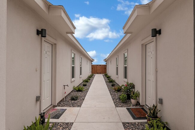 Building Photo - Acacia Apts