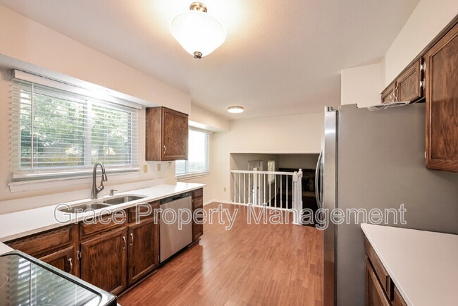 Building Photo - 580 E Kettle Ave