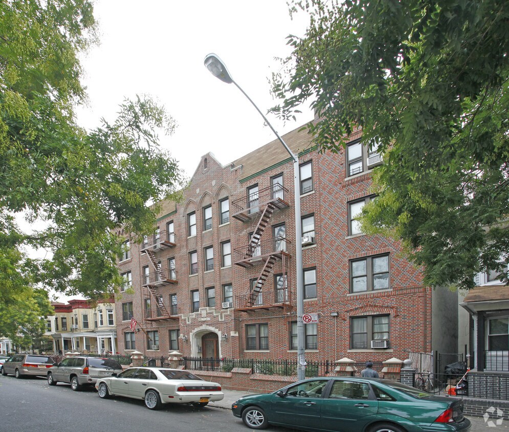 Primary Photo - 250 Maple St