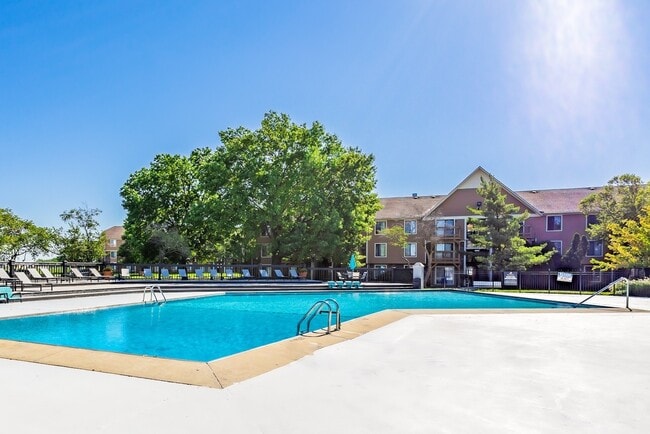 Ellyn Crossing Swimming Pool & Sundeck - Ellyn Crossing