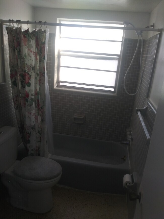 BATH - 1540 Pasadena Dr