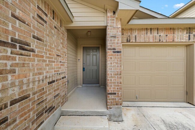 Building Photo - Bright 3-Bed Home with Garage, Fenced Yard, and Resort-Style Amenities in San Antonio