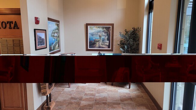 Gran vestíbulo en un edificio estupendo. - 4116 California Ave SW