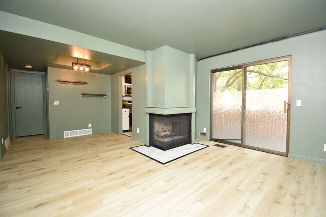 Foto del edificio - Charming 1 Bed 1 bath Condo in the Heart of Fort Union!!!
