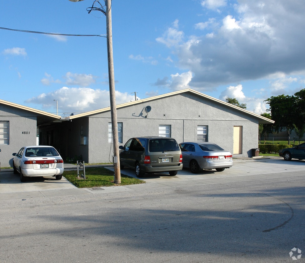 Building Photo - 4801 SW 18th St