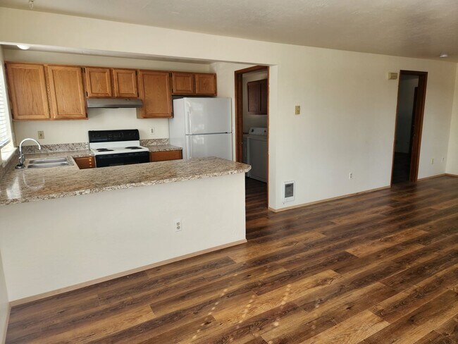 Foto del edificio - Updated Duplex In Manette With Water View