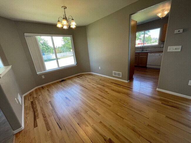 Foto del edificio - 2402 Ballard Ln