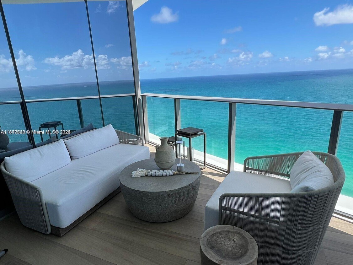 Foto principal - 15701 Collins Ave