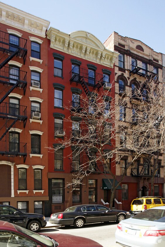 Foto del edificio - 72 E 3rd St