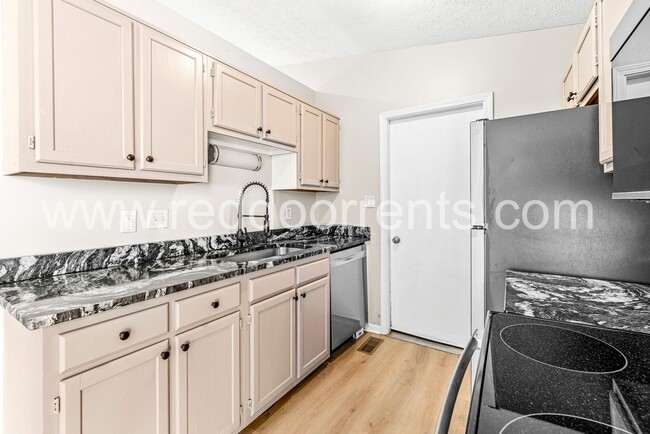 Foto del edificio - 5904 Beau Jardin Dr