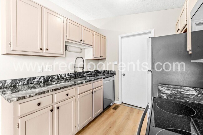 Foto del edificio - Spacious 4-Bedroom Home in Franklin Township