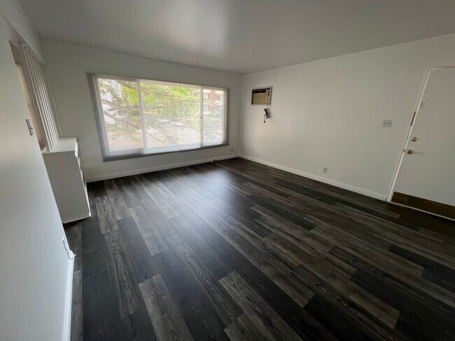 Foto del edificio - 14225 Riverside Dr