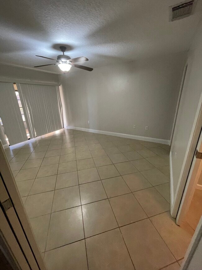 Building Photo - 733 Carpenters Way