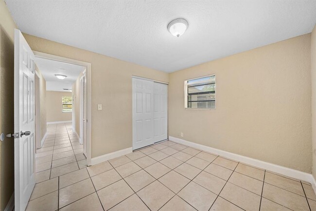 Building Photo - 1552 NW 15th Terrace