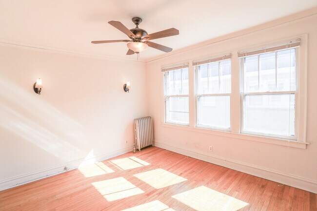 Building Photo - 4412 N Greenview Ave