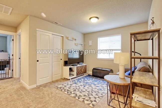 Building Photo - 3 Bed, 2.5 Bath Home in Whipple Creek Vill...
