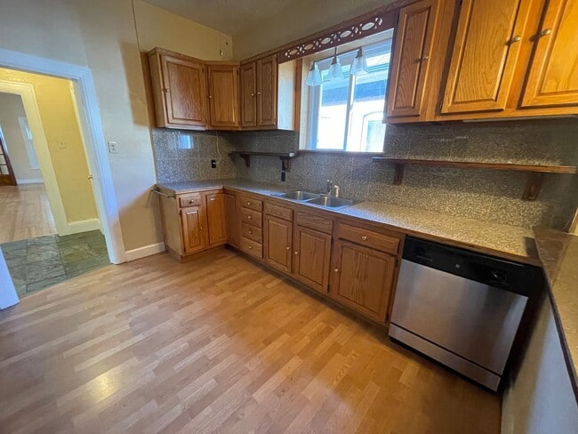 Photo - Charming 3 Bed 2 Bath in Downtown Denver. Apartment