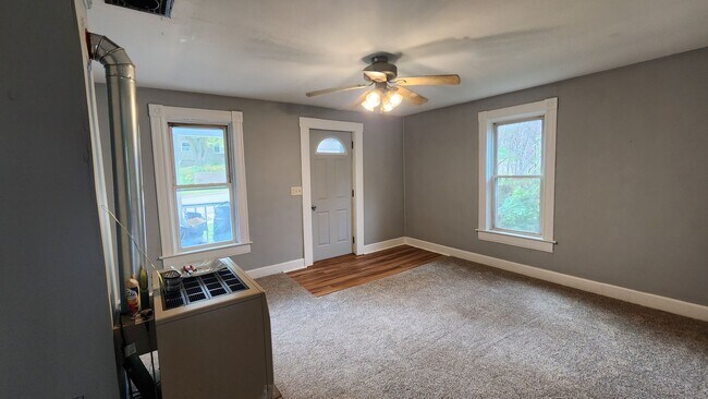 Foto del edificio - 3 bedroom 1 bath house on corner lot with ...