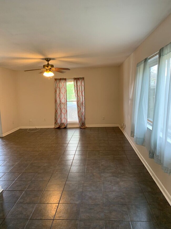 Foto del edificio - Off Burbank on LSU Bus route/ free rent!