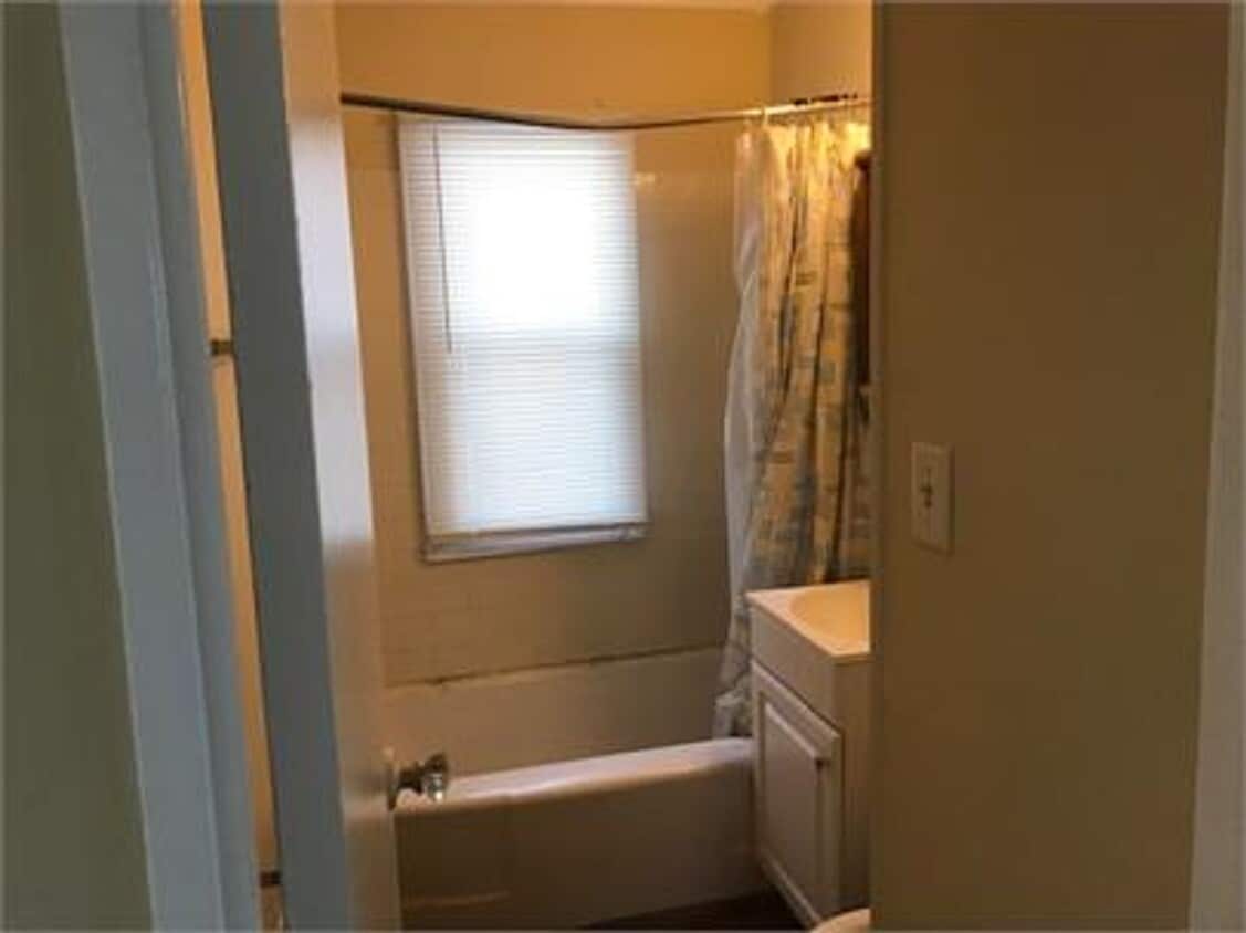 Building Photo - 1403 Laurel Dr