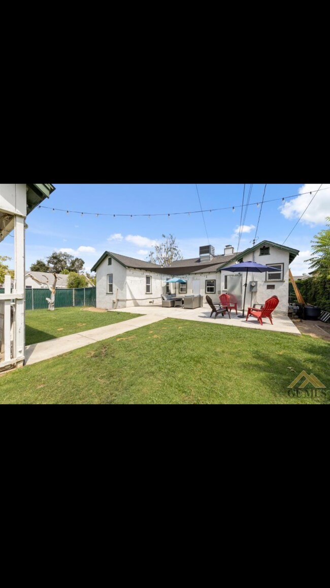 Large Backyard-Gated corner lot - 101 Flower St