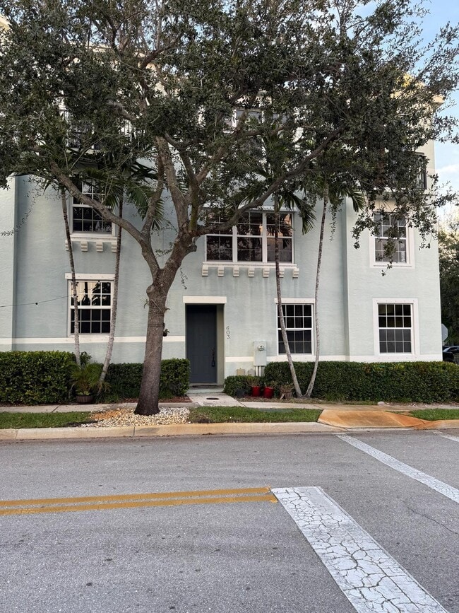 Building Photo - 603 N St