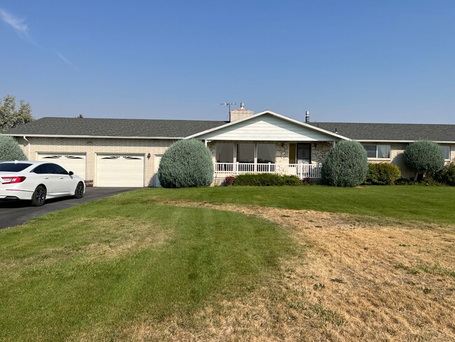 Building Photo - Beautiful 3 bed 2.5 bath home with over 2,...