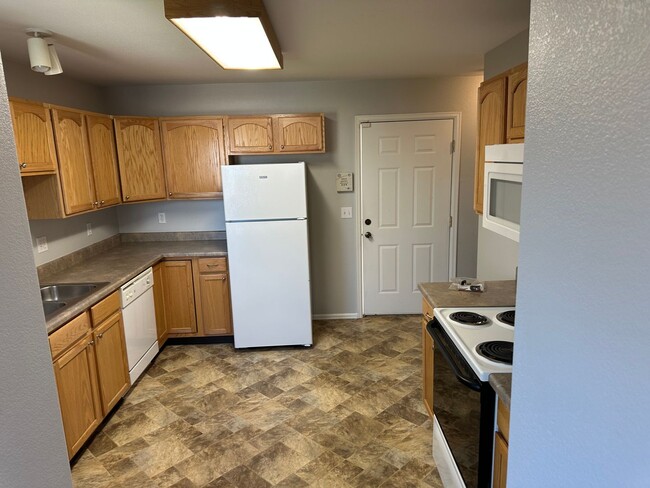 Building Photo - 3 Bedroom 2.5 Bath 2 Story Town Home 2 Car...