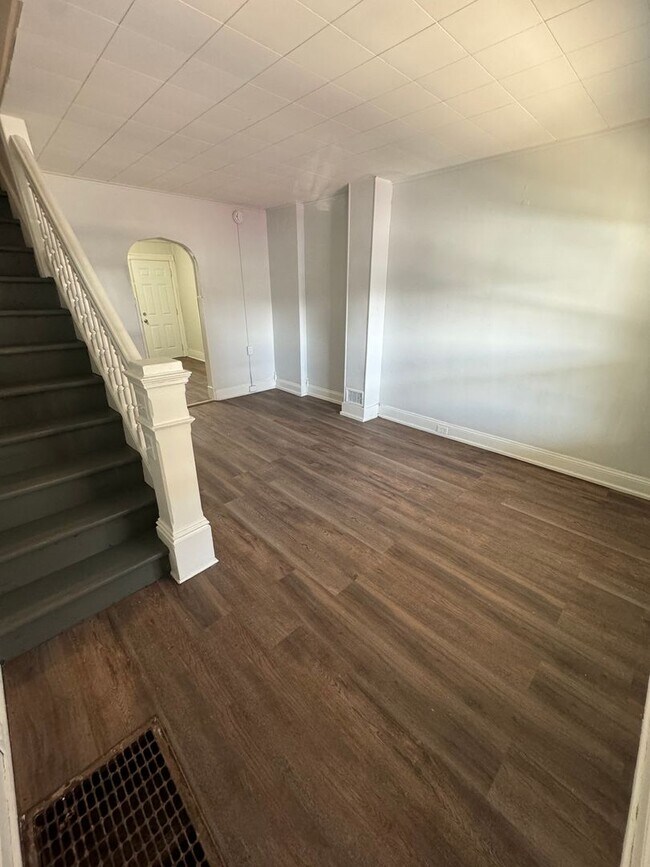 Building Photo - THREE/FOUR Bedroom/ONE Bath Row