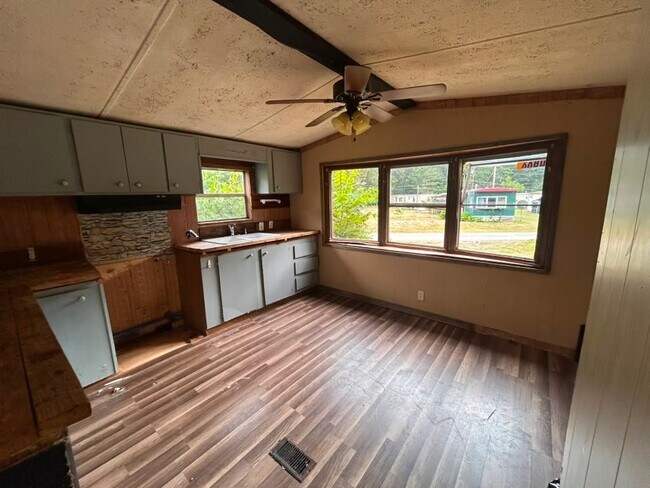 Foto del edificio - 152 Burnt Mill Rd