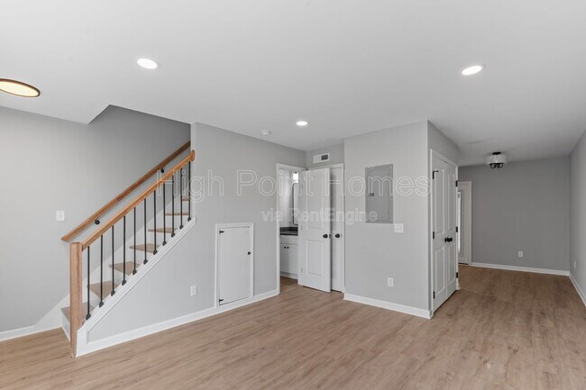 Building Photo - 400 Gallery Ln