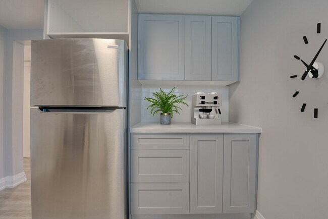 Photo du bâtiment - 3 -19 Baker Street Now Available For Rent!