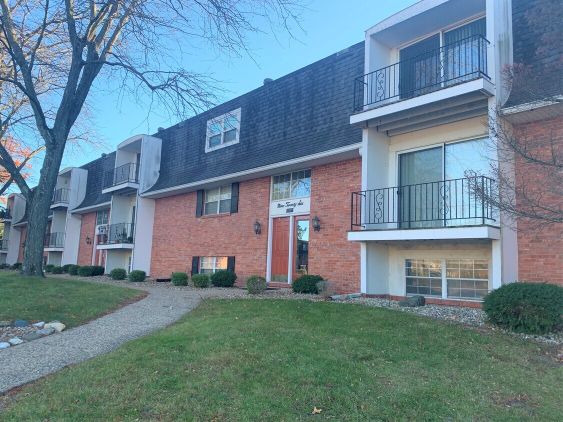 Versailles Apartments Apartments 935 W Loire Ct Peoria, IL