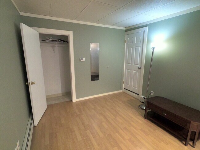 El dormitorio tiene un pequeño armario. - 303 Hanover St