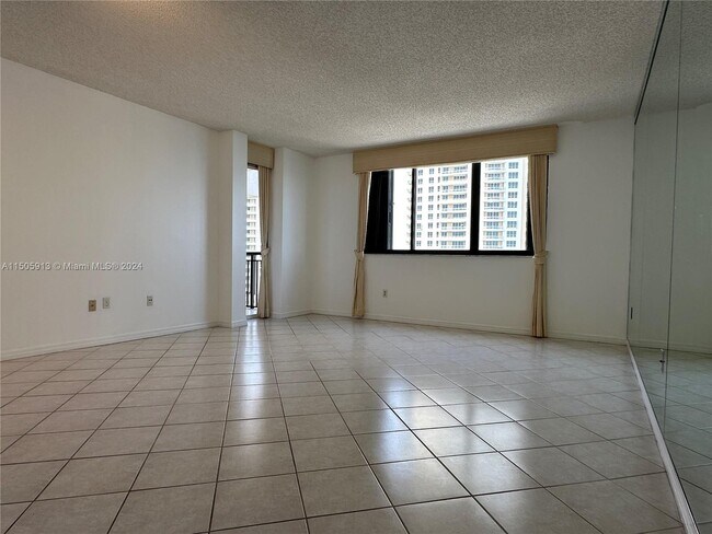 Building Photo - 540 Brickell Key Dr