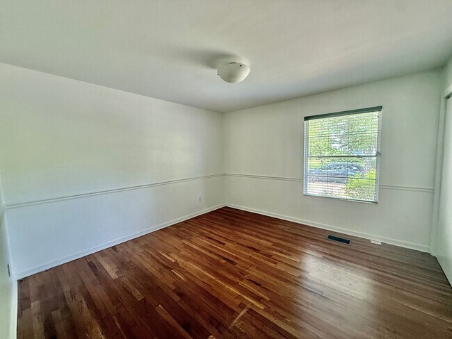 Building Photo - 2/1 Apartment in Historic Decatur Available Now!!