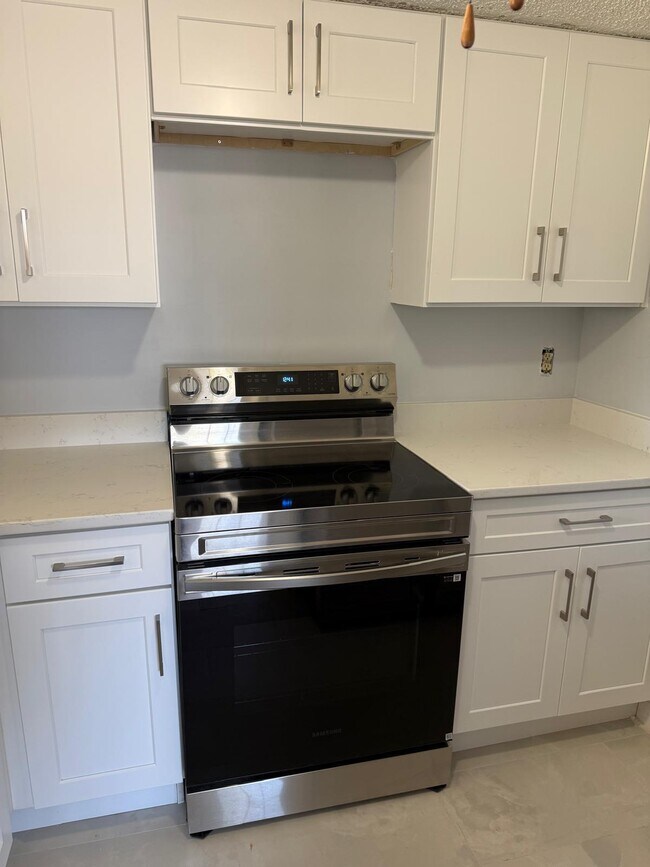 Building Photo - 1560 SE Royal Green Cir