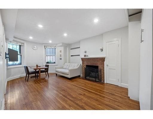 Building Photo - 357 Beacon St
